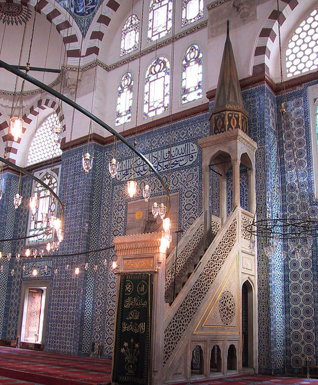 イズニックタイルならここ！「リュステムパシャジャミィ」のミンバル(説教檀)。<br />ここのタイルは今ではもうその色が出せないという<br />素敵な赤色をふんだんに使ったチューリップなどの<br />かな〜り素敵なタイルです！<br />間近でみれますよん♪<br />↓リュステムパシャジャミィ<br />http://tabiatama.cool.ne.jp/turk/rustem.htm