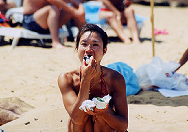 イスタンブールから車で１時間ほどの黒海ビーチ「キルヨス」でおにぎりを食べる私。<br />市街からバスでサルイェルへ、そこで<br />バスを乗り換えてキルヨス行きのバスに乗ります。<br />夏季は市バスがピクニックバスという<br />直行便をだしています。<br /><br />キルヨスの旅行記は↓こちら<br />http://4travel.jp/traveler/tabiatama/album/10094120/