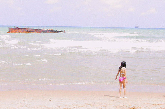 座礁した船がやりっぱなしで砂浜にはぽつぽつと重油が。。。