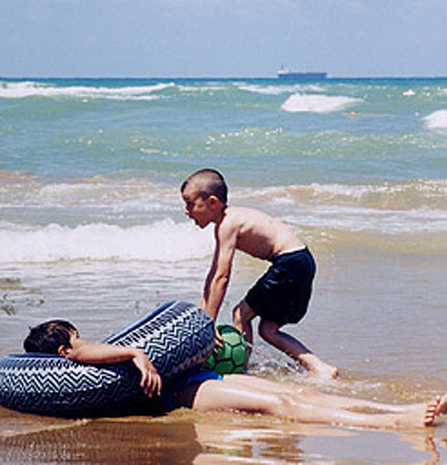 水平線には黒海を行く船が見えます