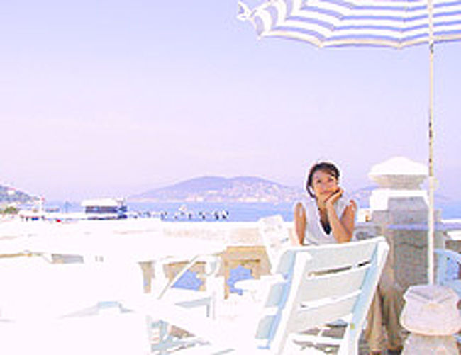 プリンスズアイランズ（トルコ語でアダラル）の<br />ビュユック島のフェリー駅にあるテラスカフェにて。