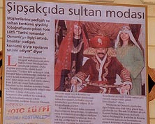 ラマザン中に開かれる夜店でオスマン時代の衣装を来て写真を撮ってくれるお店がある。そこにいたとき新聞の取材を受け私が新聞に載った、時の写真。<br />ラマザン(断食月)の様子はコチラ↓<br />http://tabiatama.cool.ne.jp/turk/ramazan.htm