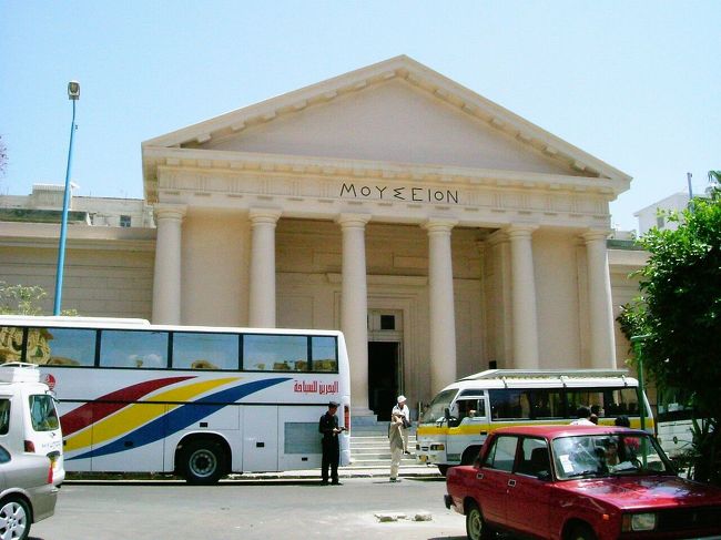 最初は、「グレコローマン博物館」です。行きのバスの中で今回のスルーガイドにエジプト人ガイドのＷＡＥＬ（ワエル）通称“わっちゃん”が色々とアレキサンドリアや、博物館の説明を延々としてくれていたらしいのですが、私は果てしなく夢の中に居ました･･･。おかげで博物館では？？？状態。そんな事言ったって、バスの揺れが「寝ろ」って言ってるんだもん。<br />入口にすぐ「ロゼッタストーン」が有ります。<br />これはレプリカです。本物はイギリスの大英博物館に置いてあります。<br />