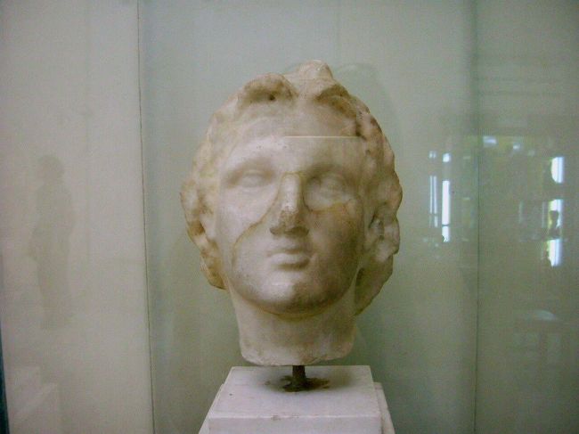 入口を入って最初の部屋に「アレキサンダー大王」の３つ顔だけの像が有りました。身体は無いそうです。全部違う顔なんだよなぁ。
