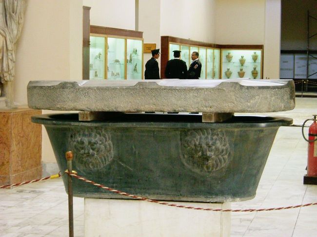 お風呂。でも使用していた人が亡くなると棺に成りました。