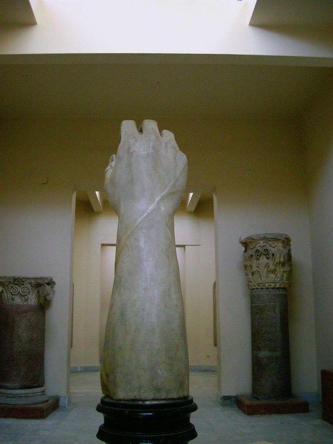 何でもないのかもしれませんが、結構気に入ってしまった。手の像。