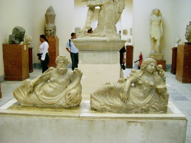 ２つの像はナイル川を表しています。<br />８人の赤ちゃんが彫ってあり、それはナイル川の支流（８有ります）を表しています。