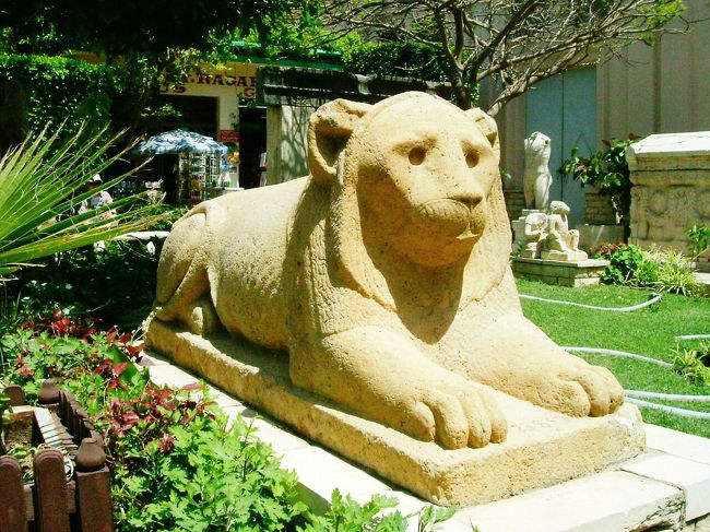 グレコローマン博物館の庭に有った猫？ライオン？の像。うちで飼ってるモモちゃんに似てたので思わず１枚。