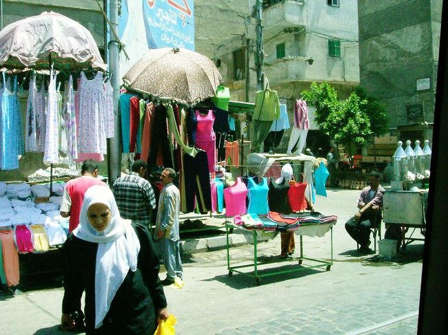 アレキサンドリアの街です。アメ横みたいな感じ？かな？路面電車が走っているんですがその線路の上にも屋台が・・・。