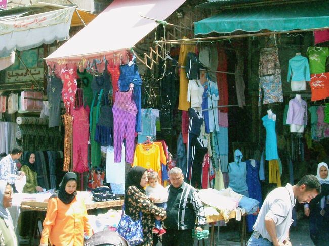 アレキサンドリアの町並み?パンツとか売っていました陀、結構派手！女性はあの服の下はあんな派手な下着着てるのかなぁ？