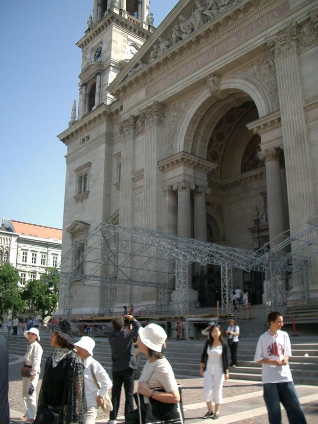 次に行ったのは、聖イシュトヴァーン大聖堂です。写真は大聖堂前の広場。全体が写る写真が欲しかった。