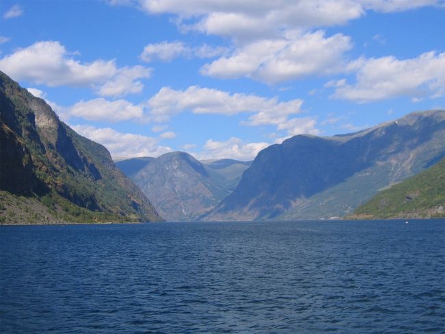 アウルランフィヨルドの風景 : <br />アウルランフィヨルドはソグネフィヨルドの支フィヨルドの一つ。<br />フィヨルドはとても長く狭い湾で、たいていは高い山々で囲まれている。フィヨルドは氷河時代に氷河の侵食によって形成された。氷が融けて無くなったときに、そこに海につながった深い谷が残り、海水で満たされ、フィヨルドとなった。<br /><br />A scene of Aurlandsfjord : <br />Aurlandsfjord is a branch of Sognefjord.<br />Fjords are very long and narrow bays usually surrounded by high mountains. Fjords were formed by glacial erosion during the ice age. When the ice melted away, deep valleys connected to the sea remained there, and they were filled with seawater and became fjords.