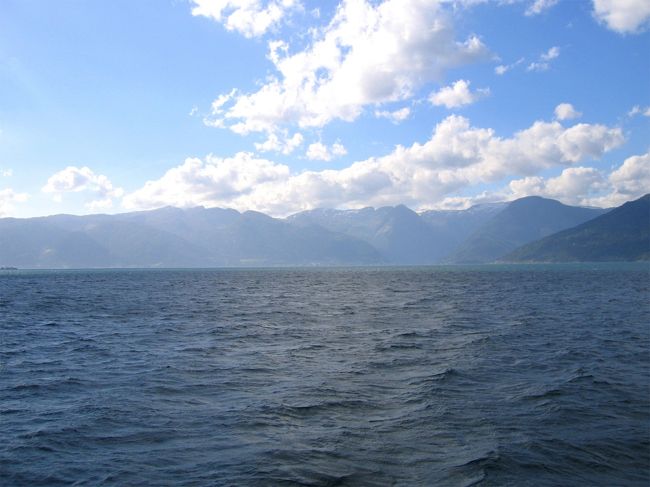 ソグネフィヨルドの風景 : <br />ソグネフィヨルドは最も長く深いフィヨルドで、内陸に２００キロメートル以上入り込んでいる。最も深いところで約１３００メートルの深さがある。<br /><br />A scene of Sognefjord : <br />Sognefjord is the longest and deepest fjord and stretches more than 200 kilometres inland. It is about 1300 metres deep in the deepest section.