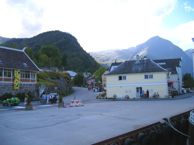 エクスプレス・ボートが短時間とまったソグネフィヨルドの海岸にある町<br /><br />A town where the express boat stopped shortly on the coast of Sognefjord