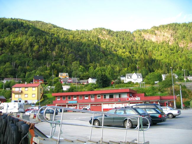 エクスプレス・ボートが短時間とまったソグネフィヨルドの海岸にある町<br /><br />A town where the express boat stopped shortly on the coast of Sognefjord