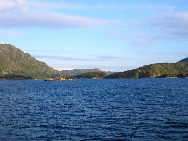 ソグネフィヨルドの風景 : <br />ソグネフィヨルドは違った様子を見せてきました。エクスプレス・ボートが北海に近づくにつれ、フィヨルドは広くなり、山々は低くなった。風が強くなり、デッキに立っているのも大変となりました。<br /><br />A scene of Sognefjord : <br />Sognefjord were presenting its different aspect: the fjord was wider and the mountains were lower, the express boat was approaching closer to the North Sea. The wind was getting stronger and it was very hard to stand on the deck.