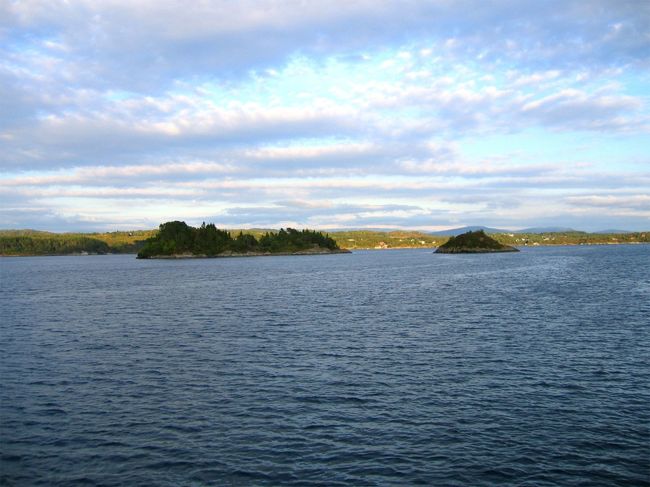 ソグネフィヨルドの風景 : <br />エクスプレス・ボートがソグネフィヨルドの北海に近いところを巡航していると、小さな島々が見えてきました。<br /><br />A scene of Sognefjord : <br />There appeared small islands while the express boat was cruising in part of Sognefjord near the North Sea.