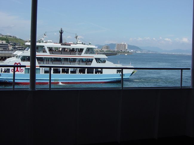 こんな船に乗って島にわたります。