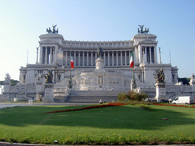 初日の観光ツアーはヴェネツィア広場から。<br />ヴィットリオ・エマヌエーレ２世記念堂（バスの中から）