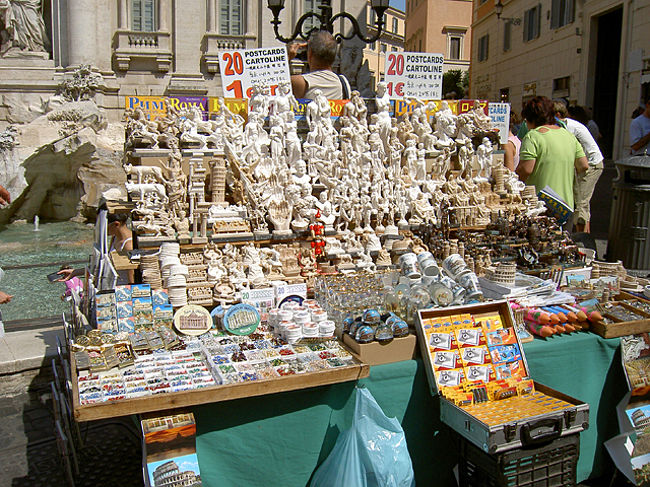 泉の前のお土産屋台。<br />結構グッときたんだけど・・・