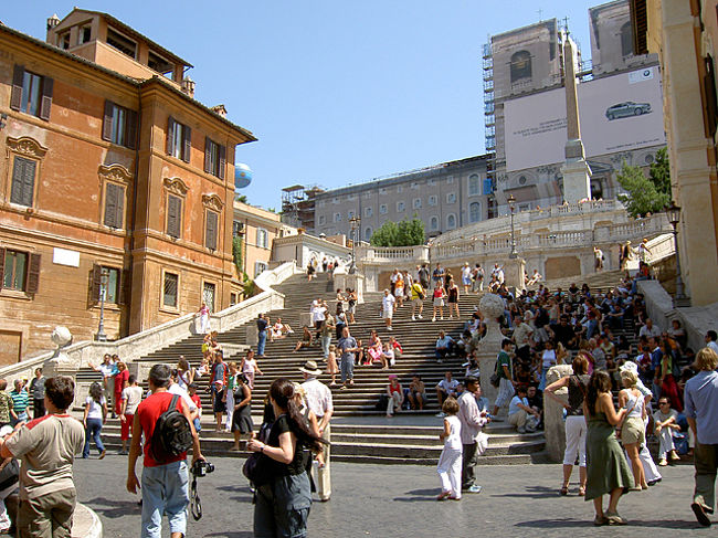 ツアーの最後はスペイン階段の近くの免税店へ。<br />やっぱり、そういうことなのね。って何も買わなかったけど。<br />とくに下調べもしていない私達みたいな人（いるのか？）には、半日で有名スポットをささっと回ってくれる、便利なツアーでした。