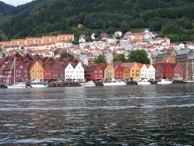 ボーゲン湾の向かい側から見たブリッゲン<br /><br />Bryggen, seen from the other side of V&amp;aring;gen Bay