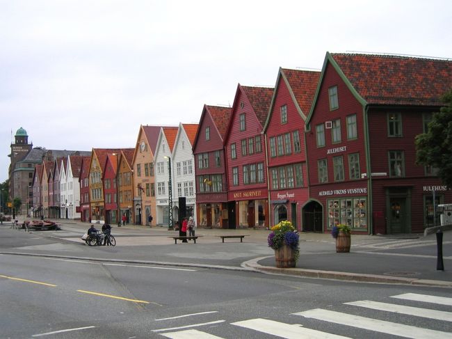 ブリッゲン : <br />ベルゲンの昔の埠頭で、美しい伝統的な木造の家々から成っている。１４世紀から１６世紀まで、ハンザ同盟の時代には、貿易と産業の中心となっていた。その場所は何回か焼けて、そして再建された。現在、多くの建物が保存されていて、店やアーティストのスタジオやレストランやオフィスとして使われている。世界遺産に登録されている。<br /><br />Bryggen : <br />It is the old wharf of Bergen and consists of beautiful, traditional, wooden houses. It used to be the centre of trading and industries during the times of Hanseatic League from the 14th century to the 16th. The place was burned and the restored several times. Today, many buildings there have been preserved, and they are used as shops, artist studios, restaurants, and offices. It is listed in the World Heritage List.