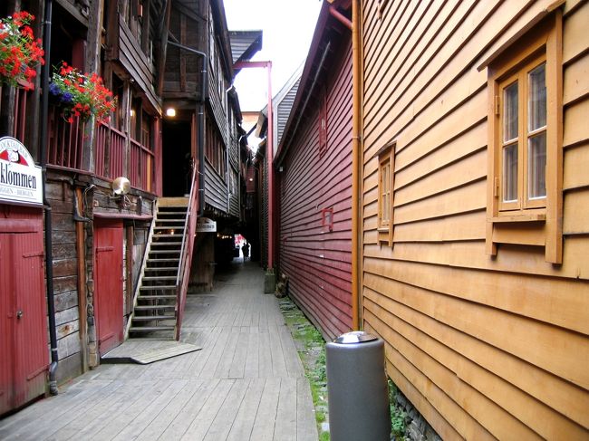 ブリッゲンの木材で舗装された路地<br /><br />An wooden-paved alley in Bryggen