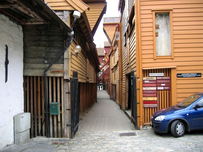 ブリッゲンの木材で舗装された路地<br /><br />An wooden-paved alley in Bryggen