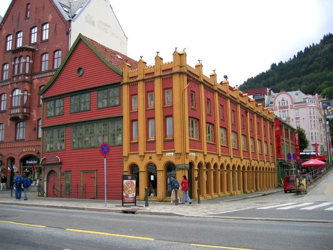 ハンザ博物館 : <br />ベルゲンで最も保存状態の良い木造の建物の一つで、ドイツ商人のオフィス兼住居で、２階の部屋には雇い人や奉公人たちが住んでいた。１７世紀初期の昔の内装が保存されている。ハンザ同盟の時代にはドイツの商人は埠頭に沿って建てられていたそのような家にに住み、北ノルウェーの乾し魚やバルト地域からの穀物などの貿易を行っていた。<br /><br />Hanseatisk Museum : <br />It is one of the best-preserved wooden buildings in Bryggen and it was an office and home of a German merchant with journeymen and apprentices living in the rooms upstairs. It has been preserved the old interiors in the early 17th century. In the times of Hanseatic League, German merchants lived in houses of that kind built along the harbor, and they traded dried fish from Northern Norway, grain from Baltic area, and etc.