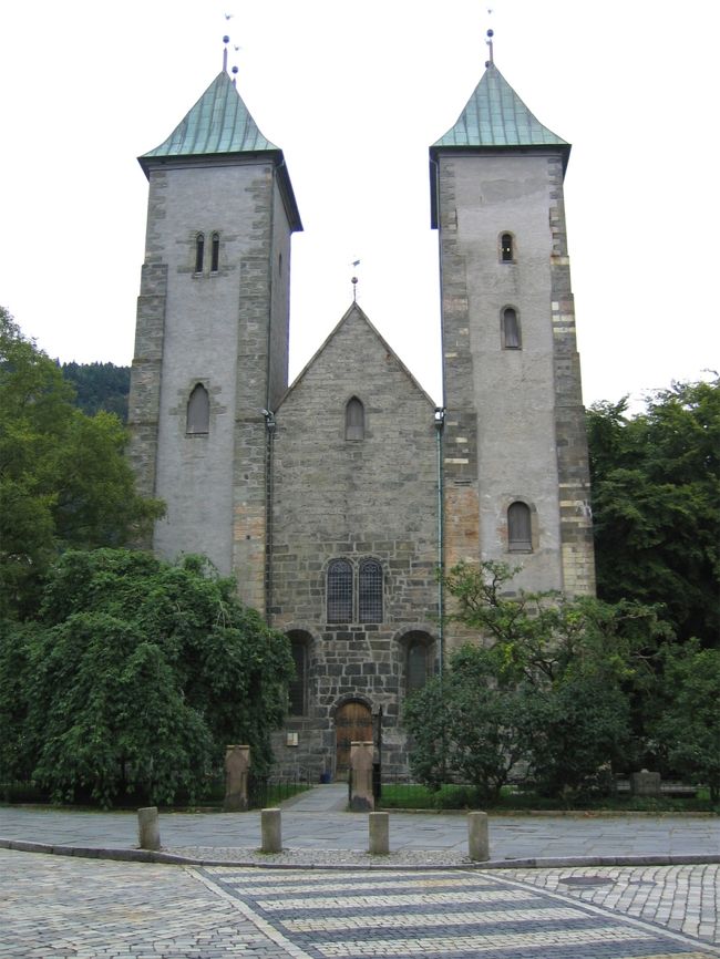 聖マリア教会 : <br />２つの塔を持ったロマネスク様式の教会。ベルゲンで現存する最も古い建物で、１２世紀に建てられた。そこのハンザ商人の教区教会であった。<br /><br />Mariakirke (St. Mary’s Church) : <br />It is a Romanesque church with two towers. It is the oldest remaining building in Bergen, and was built in the 12th century. It was a parish church for Hanseatic merchants there.