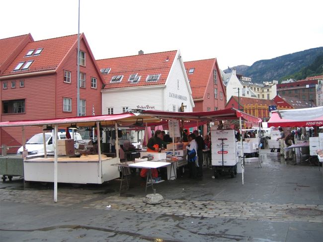 魚市場 : <br />港の端にあり、シュリンプやサーモンやアンコウなどの海の幸が新鮮のまま運び込まれて売られている有名な市場。また、そこには野菜や花や土産などを売っている店もある。<br /><br />Fisketorget (Fish Market) : <br />It is located at the end of the harbor, and a famous market where fruits of the sea, including shrimp, salmon, monkfish, and etc, are brought in and sold fresh. There are also vendors who sell vegetable, flowers, souvenirs, and etc there.