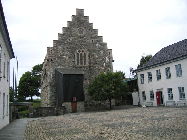 ホーコンハレン : <br />１３世紀中期に建てられ、ベルゲンが王国の中心であったときには王室の居城であった。第二次大戦中に軍事事故で損害を受けたが、その後修復された。<br /><br />H&amp;aring;konshallen (H&amp;aring;kon’s Hall) : <br />It was built in the mid 13th century, and was a royal residence when Bergen was the centre of the kingdom. It was damaged by a military accident during the Would War II, and later restored.