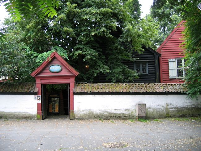 ショートスチューエネ (昔のハンザ関係者の集会部屋) : <br />ショートスチューエネはハンザ商人のコミュニティの共同財産であった。マネージャや雇い人や奉公人のための集会場所で、彼らにとっては唯一の暖房された場所で、温かい食事がふるまわれた。<br /><br />Sch&amp;oslash;tstuene (old Hanseatic assembly rooms) : <br />Schotstuene was a joint property of the community of Hanseatic merchants. It was the assembly place for managers, journeymen, and apprentices in the winter as it was the only heated place for them and hot meals were served there.