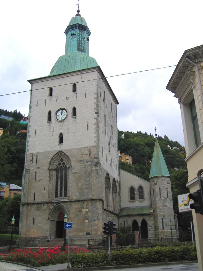 ベルゲン大聖堂 : <br />最初の石造の教会は１２世紀中期ごろに建てられ、ノルウェーの守護聖人のオラヴに捧げられた。１３世紀初期ごろにはその教会はフランシスコ修道会に使用された。１３世紀中期ごろには火災で損害を受け、１３世紀後期ごろには王マグヌス・ホーコンソンの寄付により再び建設された。１５世紀後期には、ベルゲンの大火災が教会を焼いた。ルターの宗教改革がベルゲンにやってきたときには、ルター派司教がノルウェー最古の教区の大聖堂とした。１７世紀には教会が焼け再び再建された。現在の建物は１９世紀後期に再築されたもの。<br /><br />Domkirken (Bergen Cathedral) : <br />The first stone church was built around the mid 12th century and dedicated to Olav the Holy, patron saint of Norway. Around the early 13th century, it was used by Franciscan friars. It was damaged by the fires around the mid 13th century, and was reconstructed by a donation from King Magnus H&amp;aring;konsson (Lawmender) around the late 13th century. In the late 15th century, the massive fire in Bergen burned the church. When the Lutheran Reformation came to Bergen, the Lutheran bishop turned it into the cathedral of Norway\'s oldest diocese. In the 16th century, it was burned by the fires and rebuilt. The present building was restored in the late 19th century.