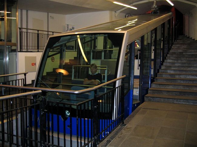 フロイエン山へ行くケーブルカー : <br />フロイエンのケーブルカーで、ブリッゲンの近くの駅からフロイエン山の駅まで１０分足らずで行く。<br /><br />The funicular to Fl&amp;oslash;yen : <br />It takes less than 10 minutes by Fl&amp;oslash;yen funicular to the station on Mount Fl&amp;oslash;yen from the station near Bryggen.