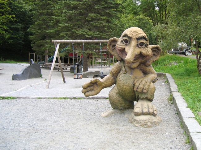 フロイエン山にある遊び場の前にあるトロールの像<br /><br />A statue of troll in front of a playground on Fl&amp;oslash;yen