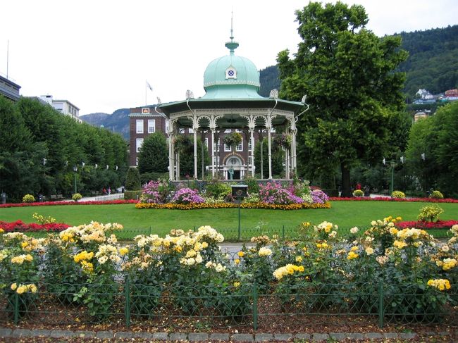 ルングゴルドスヴァン池の近くにあるガーデン<br /><br />A garden near Lille Lungeg&amp;aring;rdsvann