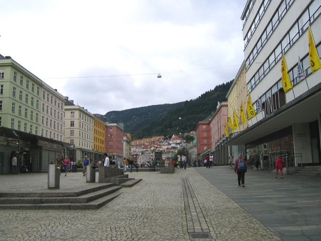 トルガルメニンゲン通り : <br />ベルゲンの中心部にある歩行者用の通り。<br /><br />Torgallmenningen street : <br />It is a pedestrian street in central Bergen.