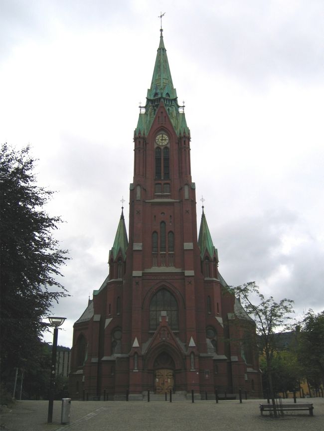 ヨハネ教会 : <br />１９世紀後期にネオ・ゴシック様式で建てられ、赤レンガの外装とライト・グリーンの尖塔の屋根を持っている。<br /><br />Johanneskirken (St. John’s Church) : <br />It was built in the late 19th century in neo-Gothic style with the red-brick exterior and light-green spire roofs.