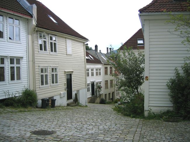 ブリッゲンの裏の丘の坂にある住宅地<br /><br />An residential area on a slope of a hill behind Bryggen