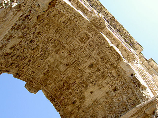 門の内側の彫刻