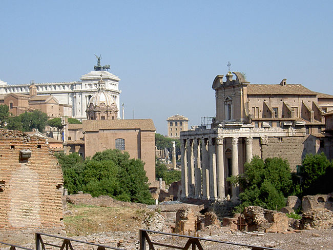 フォロロマーノを眺めながら、まずはパラティーノの丘へ。後から思えば、なぜ真っ先にフォロローマへ行かなかったのか・・・団体ツアー客が沢山いたからだな。きっと。