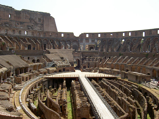 昨日は入れなかったコロッセオの中。<br />このあと、フォロロマーノに行く予定だったけど、あまりにも暑いので、一旦ホテルに戻り、お昼寝をしてから夕方出直すことに。<br />夕方になり、さて出かけようとガイドブックを見ると、この日のフォロロマーノは午前中で終了。行き当たりばったりのツケか？こんなことなら午前中に見ておくんだった・・・