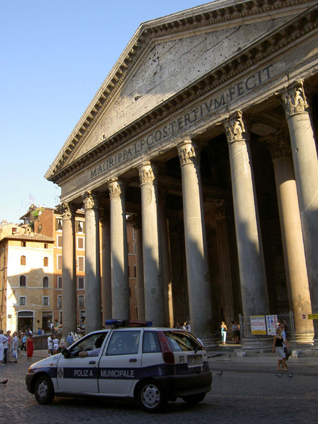 パンテオンにもいきましたが、一足遅く閉館