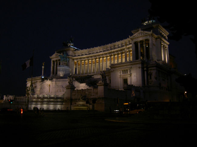 ライトアップされたヴィットリオ・エマヌエーレ２世記念堂