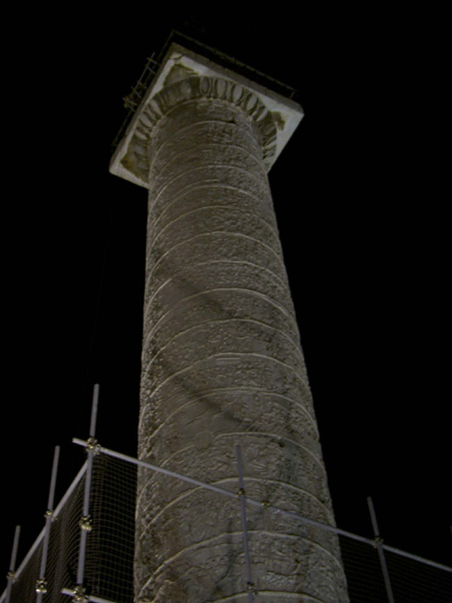 フォロ・トライアーノ。下半分は修復中。