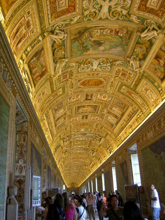 地図の廊下。天井の絵がすごい。ここから先は入場者でごった返していた。あれよあれよという間にシスティーナ礼拝堂へ行ったものの、あまりの人の多さにうんざり。ゆっくり鑑賞できるような雰囲気ではなかったな。