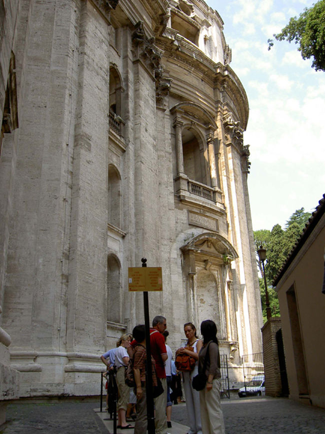 博物館の裏手から、サンピエトロ大聖堂のキューポラへ上るエレベーターへ。