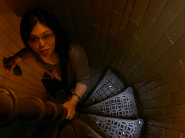 狭い螺旋階段を降りる